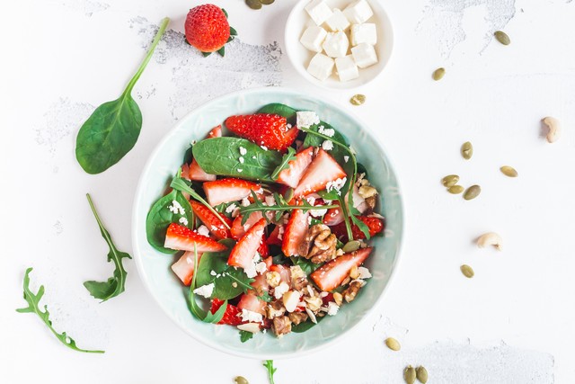 Spinach, Strawberry & Walnut Salad